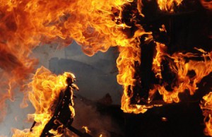 В Днепродзержинске машину ГАИ подожгли зажигательной смесью