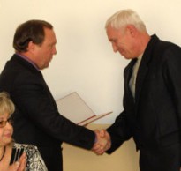 Область наградила днепродзержинского «чрезвычайного» чиновника