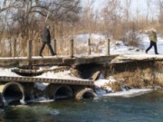 Пешеходный мостик через дренажный канал в аварийном состоянии