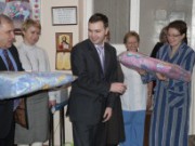 Рожденных в день юбилея области поздравили городские власти