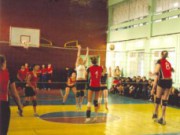 В честь годовщины меткомбината устроили волейбольный турнир