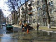 По улицам Днепродзержинска течет вода