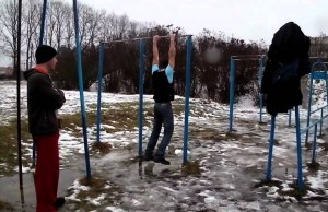 Тренер по подтягиванию и хулиганы