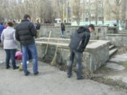 Дети убирают город вместо коммунальщиков