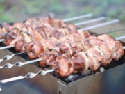 Место для шашлыка в саду шашлык