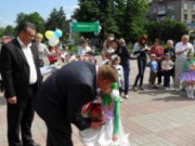 Детям Днепродзержинска дарили грамоты, сувениры и устраивали концерты дети праздник