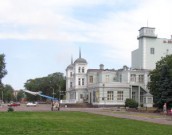 Газон возле театра «воскрес» газон театр