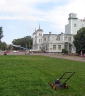 Газон возле театра «воскрес» газон театр