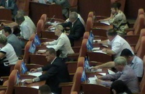 Позорная практика голосования в днепропетровском горсовете друг за друга