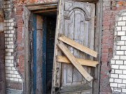 Упавшие на предприятии двери травмировали двух детей двери чп