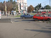 В центре города исчезает металлическое ограждение ограждение пропадает