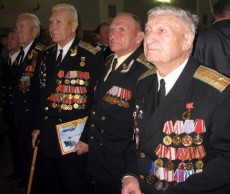 Сафронов опоздал на праздник ветеранов "ветераны"