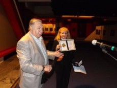 врача наградили