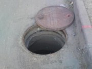 Девушка упала в открытый люк люк