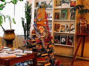 Елку на площади Дзержинского начали монтировать елка