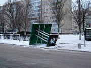 Место ожидания на остановке спилили и оставили лежать остановка спилили