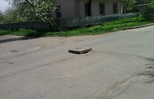 В Днепродзержинске накрывают открытые люки плита колодец