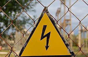 В центре города высоковольтные провода свисают над головой безопасность