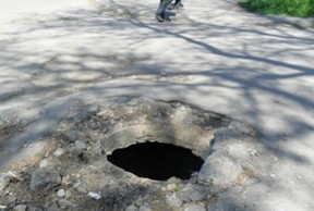 В Днепродзержинске остается масса открытых люков колодец