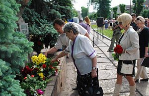 В Днепродзержинске почтили память жертв политических репрессий цветы мемориал