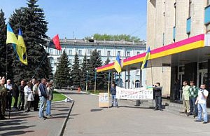 Днепродзержинцы требуют отставки чиновников митинг