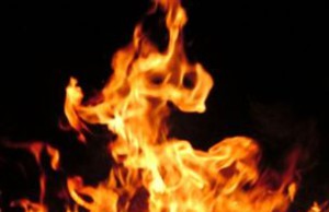 Коммунальщики продолжают травить людей дымом огонь