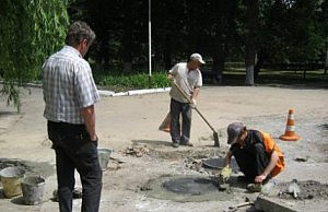 В городском парке начали устанавливать крышки люков установка люков