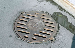 В городе активизировались воры–металлисты люк