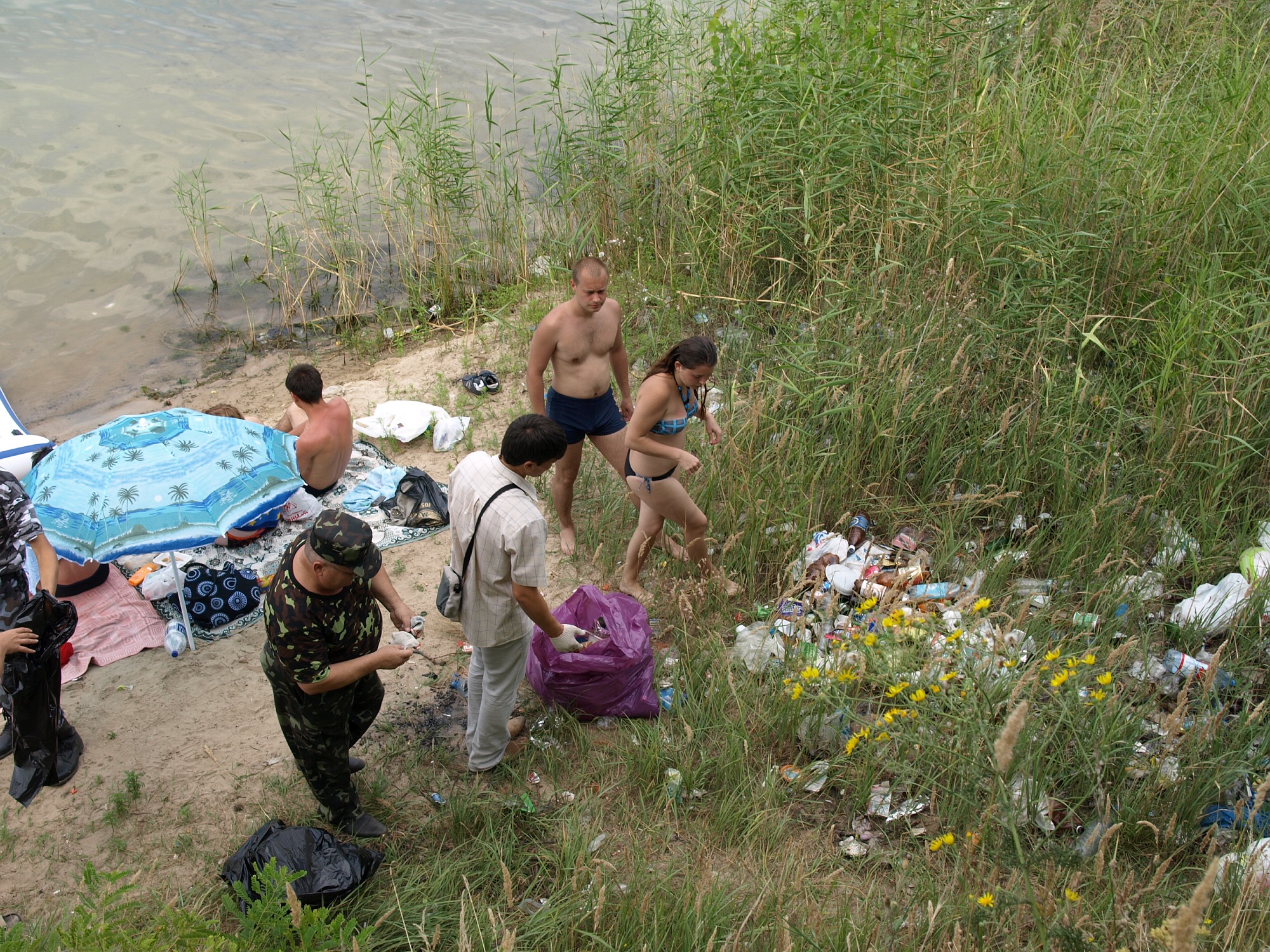 Голубое озеро мусор