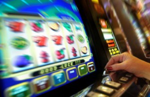 В городе выявили игральный зал игровые автоматы