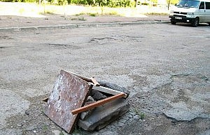 Днепродзержинское ноу-хау по накрытию канализационных колодцев колодец люк