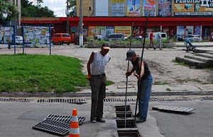 В Днепродзержинске чистят сливную канализацию ливневка