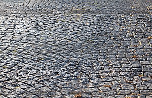 Под слоем старого асфальта нашли идеальную дорогу брусчатка