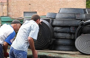 Открытые люки начнут закрывать полимерными крышками люк пластик