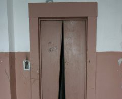 В городе активно ремонтируют шесть лифтов лифт