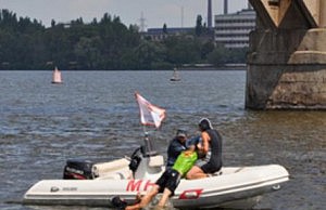 Молодую пару, которую занесло на средину реки, спасли мчс