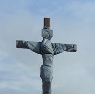 Скульптуру Иисуса уже установили голгофа