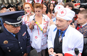 «Мы в ответе за тех, кого выбирали»: Возле ВР раздавали таблетки от жадности