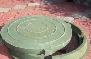 Маразм крепчает. Воруют пластиковые люки полимерный люк