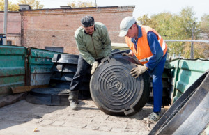 В Днепродзержинске продолжают установку новых люков люк
