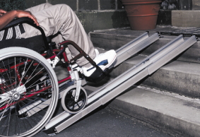 Власти отчитываются о помощи инвалидам пандус инвалид