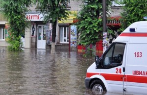 Городские власти критикуют за ненадлежащее состояние ливневой канализации наводнение