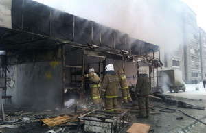 Люди требуют разобраться с киосками, торгующими спиртным киоск