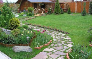 Дорожки в саду из натурального камня
