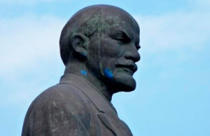 В Днепродзержинске покрасили коммунистического истукана