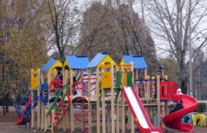 Люди самостоятельно благоустраивают дворы