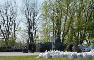 На въезде в город возвели блок–пост