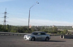 Крайслер Куприя врезался в отбойник