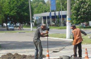 «Комсервис» очищает ливневку с помощью «Дорожника»