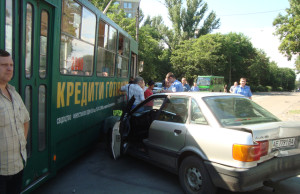 Неадекватный угонщик врезался в трамвай